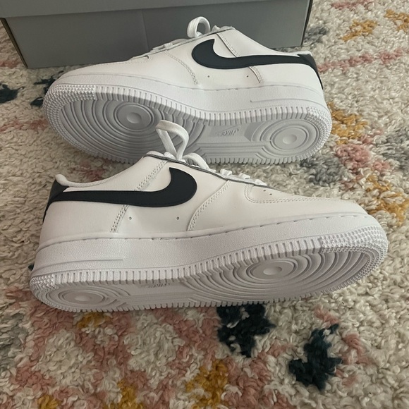 New in box Nike Air Force 1 Low '07 Essential
White Black Gold Mini Swoosh - Picture 5 of 5